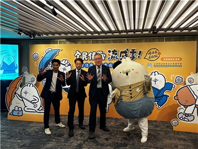 台灣胸腔暨重症加護醫學會理事長陳育民（右二）攜手柔道國手楊勇緯（左一）共同打擊流感。（楊雨青攝）