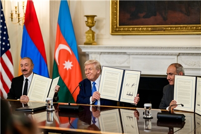美國總統川普(Donald Trump)8日在白宮與亞美尼亞總理帕辛揚(Nikol Pashinyan)和亞塞拜然總統阿利耶夫(Ilham Aliyev)簽署聯合聲明。 (圖:X@WhiteHouse)