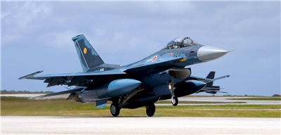 日本自衛隊為應對中國航空母艦6月在周邊太平洋活動，同月也在沖繩縣尖閣諸島附近海域展開攻擊訓練。圖為自衛隊F-2戰鬥機資料照。(圖：維基百科)