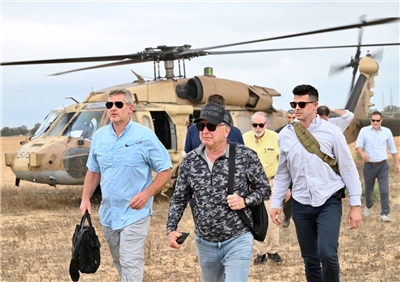 美國總統川普的中東特使魏科夫(Steve Witkoff)(中)赴加薩視察。