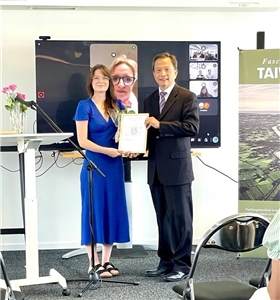 駐瑞典代表處15日舉辦2025年北歐地區瑞典及挪威台灣獎學金暨華語文獎學金頒獎典禮，駐瑞典代表谷瑞生（右）與線上參與的瑞典駐台代表任荷雅共同祝賀獲獎學生。（駐瑞典代表處提供）