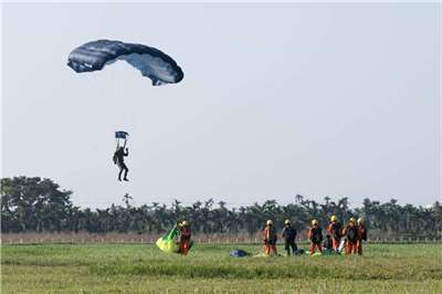 圖為陸軍空訓中心進行高空滲透跳傘訓練。資料照。(楊仁翔 攝)