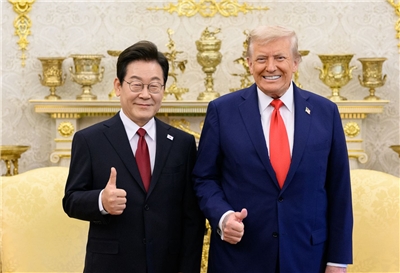 美國總統川普(右)25日在白宮與南韓總統李在明(左)舉行峰會。(X@WhiteHouse)