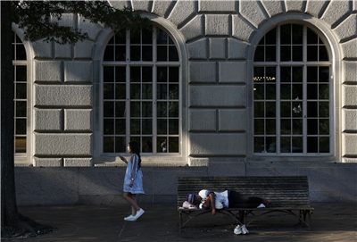 圖為美國華盛頓特區的一名街友。 (AFP)