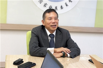 原本不在改組名單的國發會主委劉鏡清因健康請辭，他27日接受媒體聯訪時指出，未來將以健康為重。(楊文君 攝)