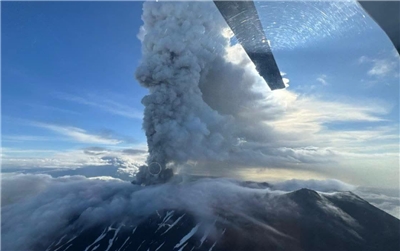 俄羅斯堪察加(Kamchatka)克拉舍寧尼科夫火山(Krasheninnikov Volcano)徹夜噴發，噴出大量火山灰雲(圖)，也是是這座火山600年來首度噴發。(翻攝X平台/@RT_com)