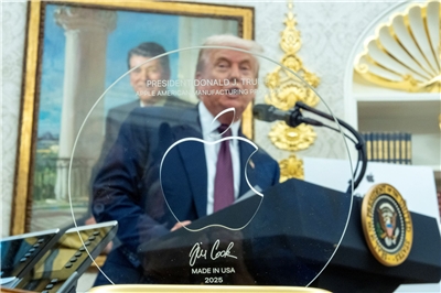 蘋果公司執行長庫克日前拜見美國總統川普(Donald Trump)時，獻上一塊由iPhone玻璃製造商康寧(Corning)客制的玻璃並擺放在黃金底座上。（美聯社/達志影像）