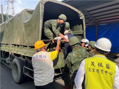 為應對中颱「楊柳」來襲，國軍第四作戰區派遣兵力分赴高雄六龜、茂林、那瑪夏等災害潛勢區，協助民眾進行預防性撤離。(第四作戰區提供)