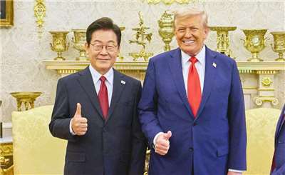 韓國總統李在明(左)25日訪美，與美國總統川普(右)舉行峰會。(翻攝李在明臉書)