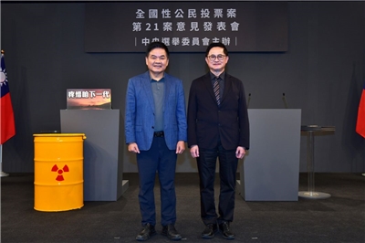 針對核三延役全國性公投15日舉辦最終場電視意見發表會，正方代表和碩董事長童子賢(右)及反方代表民進黨立委莊瑞雄(左)。(圖：中選會提供)