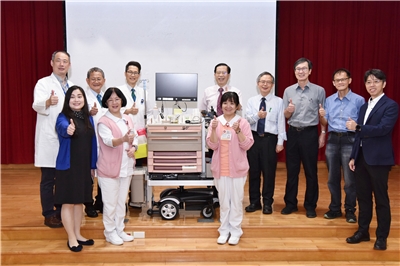 與會貴賓與AI智慧護理車合影。(照片由臺師大提供)