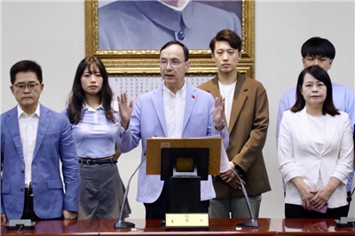 國民黨主席朱立倫（前）23日晚間於7名立委罷免案開票後，在中央黨部發表談話，除提出對政府的5點呼籲，也誠摯呼籲台中市長盧秀燕接任國民黨主席。（國民黨提供）