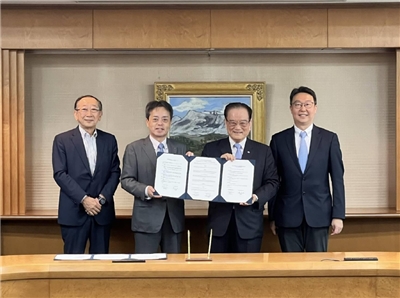 在交通部長陳世凱(右1)見證下，由董事長鄭光遠與JR九州社長古宮洋二19日簽署MOU。(圖：台鐵)