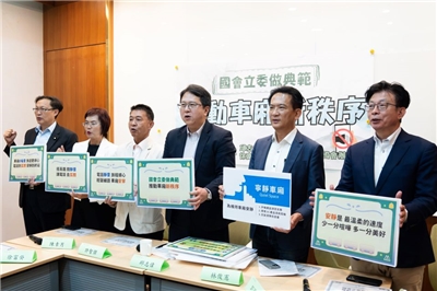 台灣高鐵22日公告「寧靜車廂」措施，多名綠營中南部立委出面肯定，並召開記者會呼籲全民一同遵守與支持。(楊仁翔 攝)