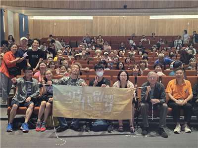 中正紀念堂轉型正義活動，朱約信(前排左三)、徐睿楷(前排右二)31日用「禁歌」說唱人權。(江昭倫 攝)