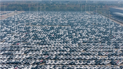 圖為新能源汽車停放在中國重慶兩江新區的長安汽車物流中心。攝於2025年1月12日。(AFP)