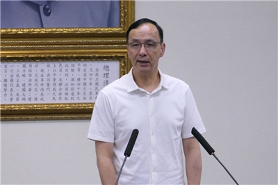 對於台美關稅即將上路，國民黨主席朱立倫今天(6日)在中常會發表談話時表示，過去貿易談判過程，適度公開是基本原則，尤其要向可能受害的產業及早說明，而在野監督制衡不僅展現民意，也可作為談判籌碼，呼籲政府應適度公開談判內容。(趙婉淳 攝)