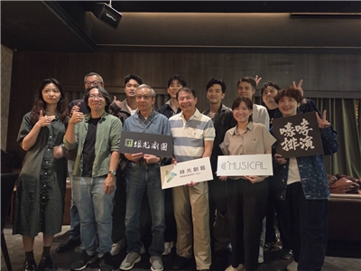 吳念真(前排左三)推動綠光轉型文化平台，結合年輕劇團與年輕創作者，迎接劇場新一代觀眾。(江昭倫 攝)