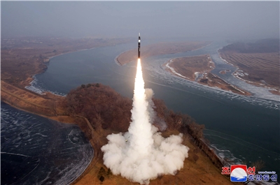 華府智庫報告指出，北韓有座重兵防守的秘密軍事基地，可用來存放洲際彈道飛彈。圖為北韓試射新型極音速中程彈道飛彈。資料照。