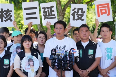 民眾黨主席黃國昌21日一早啟動核三重啟車掃拜票行動。(圖：台灣民眾黨提供)