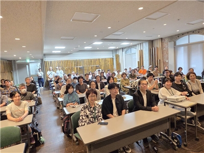 張嘉祥(前排中)、朱宥勳(前排右)兩位作家10日出席大阪中央公會堂座談，為日本讀者解密台灣如何透過文學講鬼說神，現場座無虛席。前排左為台灣文學館館長陳瑩芳。(江昭倫 攝)