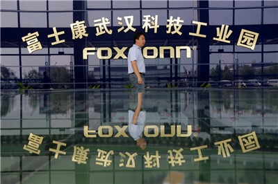 富士康(Foxconn)位於中國湖北省武漢市的工廠園區標誌。(資料照/路透社/達志影像)
