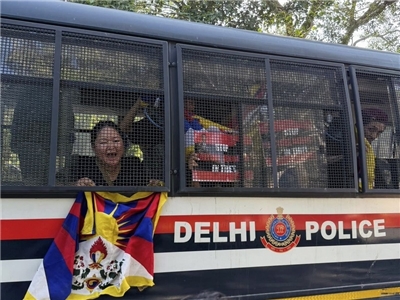 藏人在中國外交部長王毅到印度訪問時抗議，印度警方派出大批警力壓制，並將他們抬上警備車送往拘留所，藏人在車上舉起象徵西藏主權的雪山獅子旗。（西藏青年大會提供）