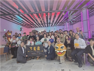 文化部所屬國立台灣文學館9日晚間在大阪 VS. 空間舉辦「文學之夜」，台日多位文學與文化界人齊聚一堂，為10日登場的We TAIWAN「魔幻台灣—台灣文學展」預熱。(江昭倫 攝)