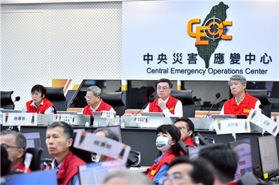 行政院長卓榮泰3日視導「0728中央災害應變中心」，並表示將於一周內完成「4年防水計劃」及「丹娜絲災後重建特別條例」等案，送交立法院審議。(行政院提供)