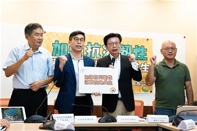 民進黨立委郭國文、鍾佳濱及環團代表6日在立法院召開記者會，呼籲政府將光電納入防災能源配置，強化抗災韌性。(楊仁翔 攝)