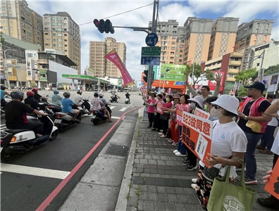 衝刺823罷免投票，民進黨台中市黨公職16日一早即出動站街頭宣傳。(圖取自台中市議員陳淑華粉專)