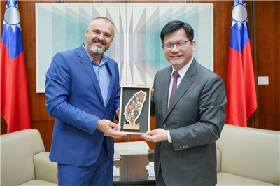 羅馬尼亞跨黨派議員團訪台，外交部長林佳龍接見時表示，台灣與羅馬尼亞皆處威權擴張第一線，理念相近夥伴團結才能守護和平，並指兩國在ICT、光電及半導體等產業深具互補性，盼開拓合作空間。 (圖：林佳龍臉書)