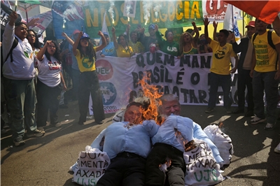 美國祭高關稅惹眾怒，巴西民眾怒燒川普肖像。