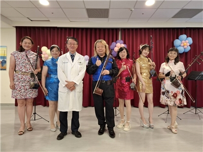 二胡音樂家温金龍（前右）率團為埔里基督教醫院義演募款。前左為埔基蘇世強院長。(圖：埔里基督教醫院提供)
