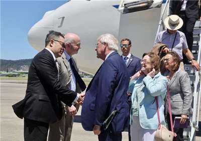 美國參議院軍委會主席、共和黨參議員韋克爾（Roger Wicker）（前左2）29日率團來訪台灣，外交部次長陳明祺（左）前往機場接機。