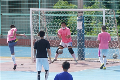 圖為高中體育班學生在球場練球。資料照。