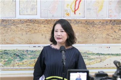 美國總統川普宣布將對進口美國的半導體課徵100%關稅，但若承諾在美國建廠投資的公司則可獲免，並提及台積電承諾對美投資2000億美元。對此，民進黨團幹事長吳思瑤今天(7日)表示，支持台灣發揮半導體廠優勢持續與美談判，台積電赴美投資不僅深化台美供應鏈合作，也讓彼此互利，更強化半導體產業像世界布局。(趙婉淳 攝)