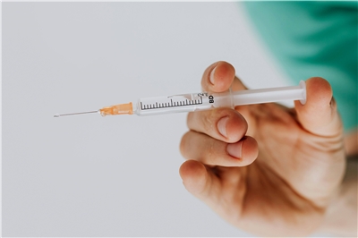 健保署共擬會議21日通過用於治療AADC缺乏症的基因療法藥品，每人終生給付一次，每劑要價高達新台幣9,999萬元，這也是國內健保給付單價最高的藥物，預計12月1日生效。  (示意圖：pexels)