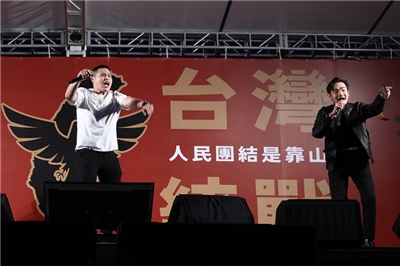 網紅閩南狼突爆料八炯「研究納粹如何操控群眾反共」、設立「納粹衝鋒隊發起革命」等言論，引發討論。圖為八炯(右)與閩南狼(左)等人發起的419「拒絕統戰 守護台灣」凱道大會師。(中央社)