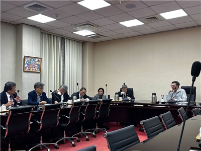 針對台美暫行關稅20%，行政院長卓榮泰1日下午邀請相關商討應對策略。(圖：行政院提供)