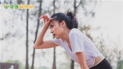 在高強度運動的狀態，只要溫度達到34°C，肝醣消耗率就顯著提升。楊承樺營養師表示，背後原因可能與高溫加上高強度運動，刺激更多腎上腺素分泌有關。