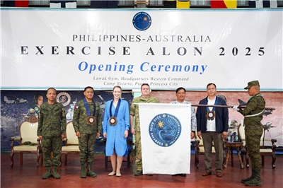 澳洲與菲律賓15日在南海中的一個菲國小鎮展開今年度「波浪」(Alon)聯合軍演，預計有3,600多名軍人參與，為澳洲近代史上在區域最大規模海外聯合軍演。(X平台/@TeamAFP)
