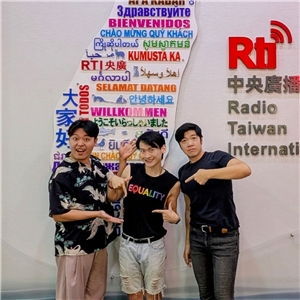 主持人佑仁(左)、亞特(右)與來賓里歐(中)