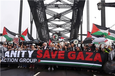 數萬名澳洲民眾3日走上雪梨港灣大橋，聲援戰火蹂躪下的加薩人民，維基解密創辦人亞桑傑(Julian Assange)(紅色領帶者)也到場表達支持。