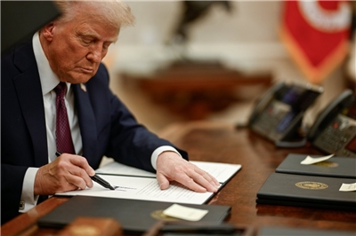 美國總統川普(Donald Trump)簽署行政命令放寬商業太空監管，被認為是為馬斯克鬆綁。資料照片 (圖:@POTUS)