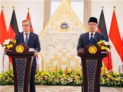 德國外長瓦德福(Johann Wadephul)(左)20日訪問印尼。右為印尼外交部長蘇吉歐諾。(X@Menlu_RI)