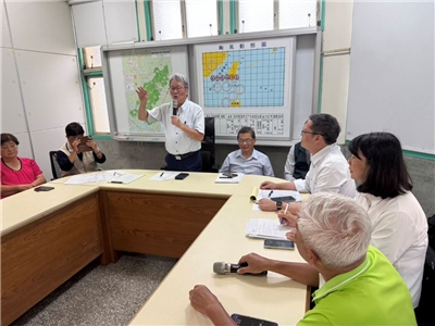 行政院成立雲嘉南災後復原前進指揮所，指揮官陳金德1日率隊前往台南說明災後修繕重建補助方案。(圖：行政院提供)
