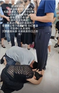 四川江油校園霸凌事件受害者父母向官員下跪陳情，要求主持正義。(X平台∕李老師不是你老師)