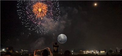 「Taiwan on the Moon」以AR方式與花火共舞，成為瀨戶內海夏季的亮點。(台日共丸聯盟提供)