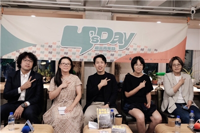 Y’s Day「週三青年日」27日以「民主的下一頁：大罷免後的公民力量」為主題，反思此次大規模公民運動所揭示的意義。圖左起：沈伯洋 粘庭瑄 涂豐恩 李靡靡 郭玫岑。（台灣智庫提供）